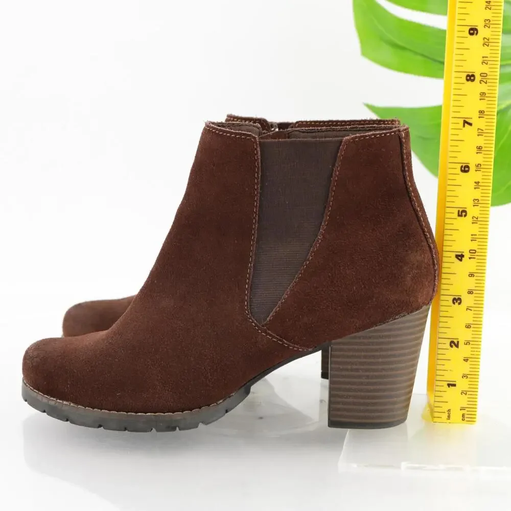 Clarks women pause